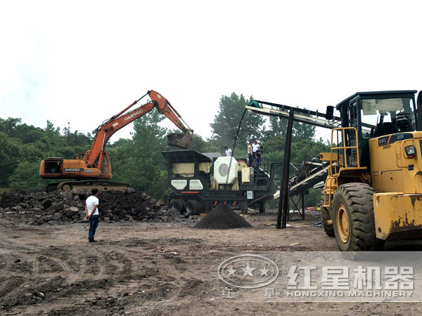 車載移動磕石機(jī)作業(yè)現(xiàn)場