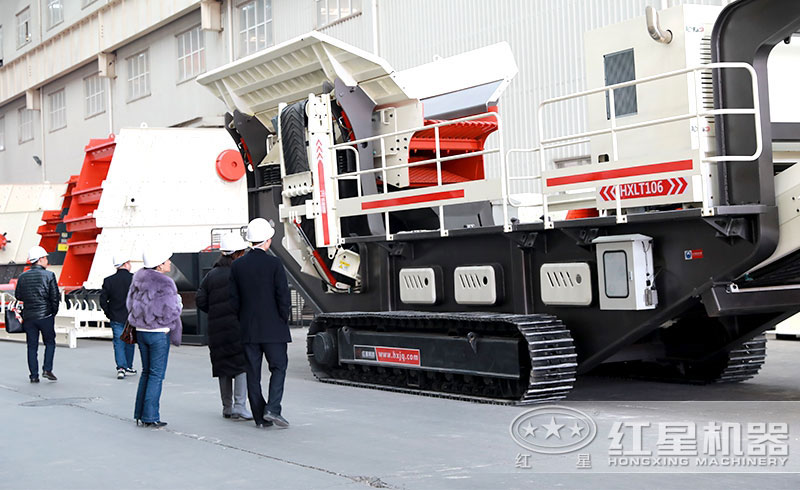 客戶參觀紅星車載石頭粉碎機(jī)生產(chǎn)車間